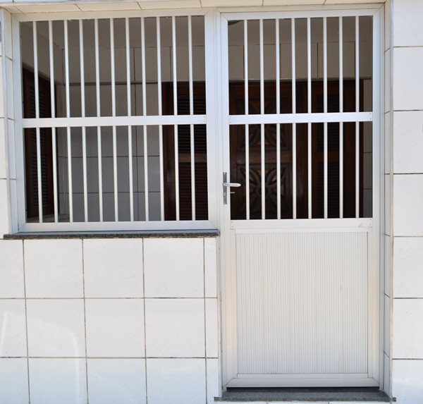 PORTA COM GRADE LATERAL