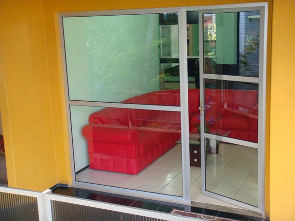 PORTA SALA ENTREABERTA